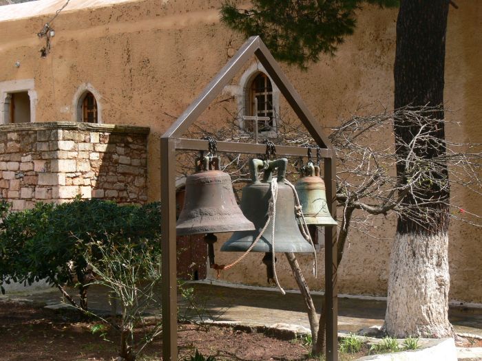 kreta_akrotiri_moni_gouverneto_11_klosterhof_05_glocken.jpg, 111kB