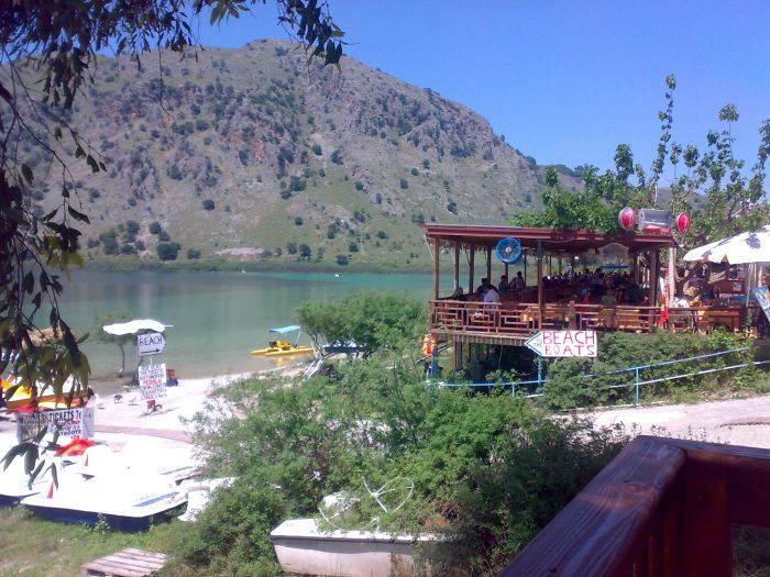 kreta_lake_kournas_03_taverne.jpg, 127kB