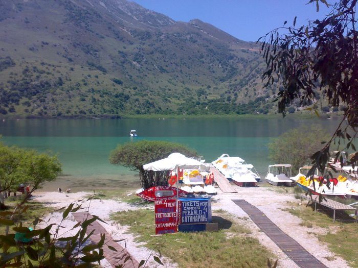 kreta_lake_kournas_04_tretbootverleih.jpg, 117kB