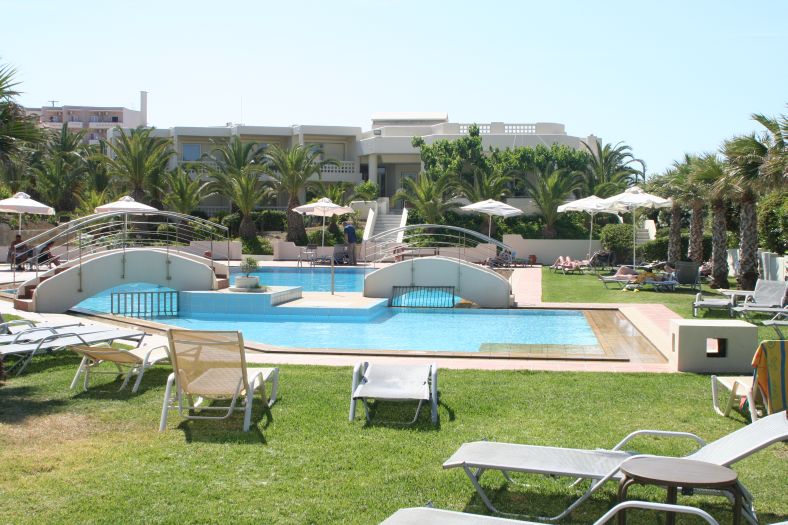 kreta_hotel_03_santa_marina_pool_01.jpg, 109kB