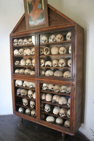 moni_arkadiou_05_die_helden_07_schaedelsammlung.jpg, 41kB