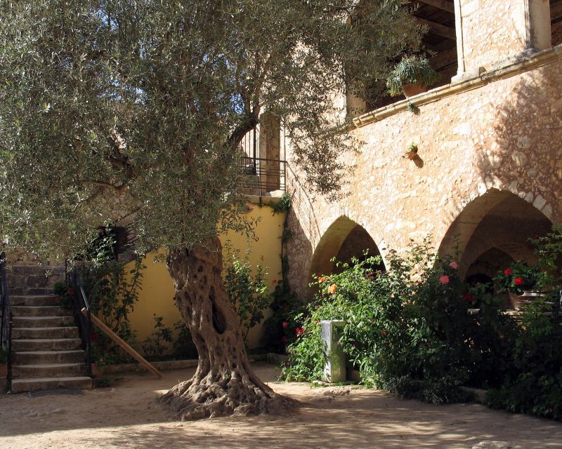 moni_arkadiou_hof_01.jpg, 165kB