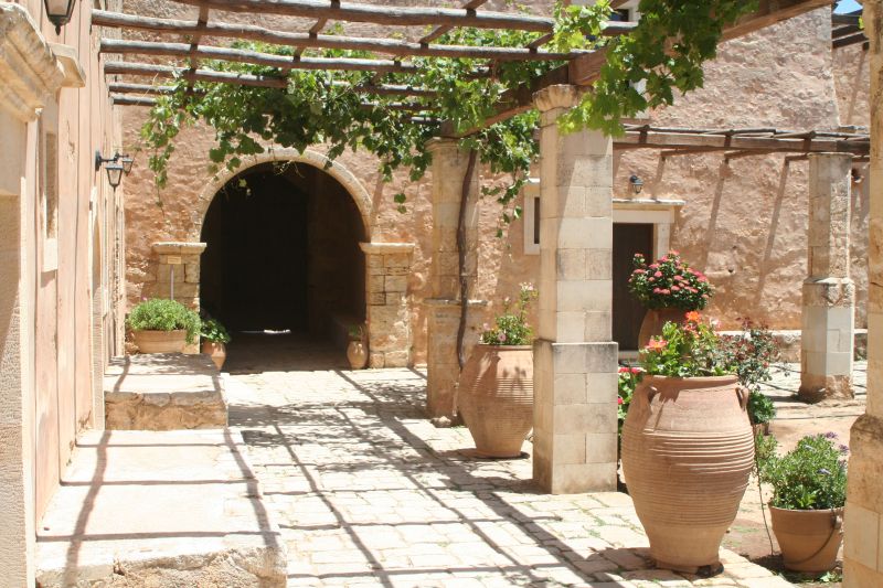 moni_arkadiou_hof_05_tor_zum_arsenal.jpg, 126kB