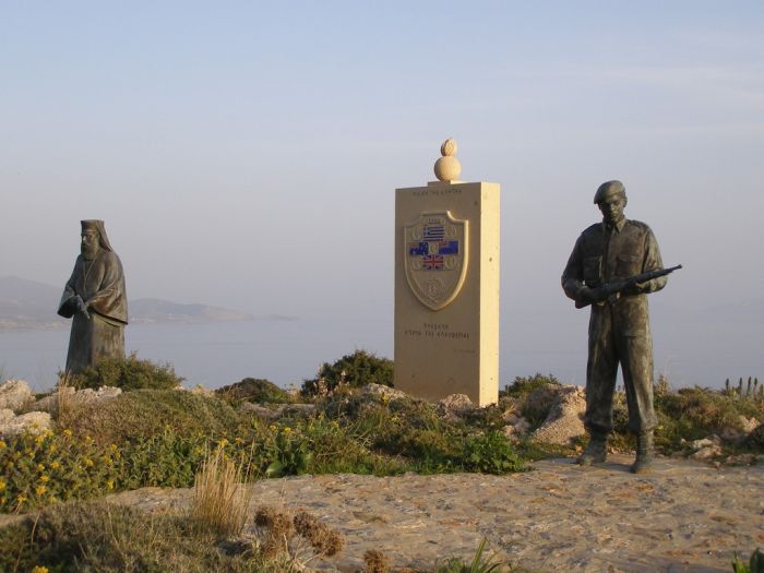 kreta_moni_preveli_weltkriegsdenkmal_02.jpg, 65kB