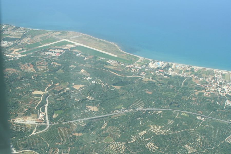 kreta_rundflug_12_alte_griechische_airbase.jpg, 105kB