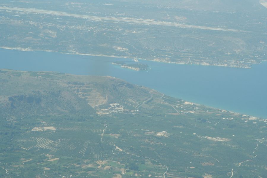 kreta_rundflug_43_bucht_von_souda_mit_insel.jpg, 74kB