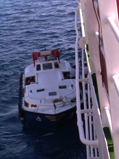 santorini_fira_mit_kleinen_booten_zum_schiff_einschiffen.jpg, 196kB