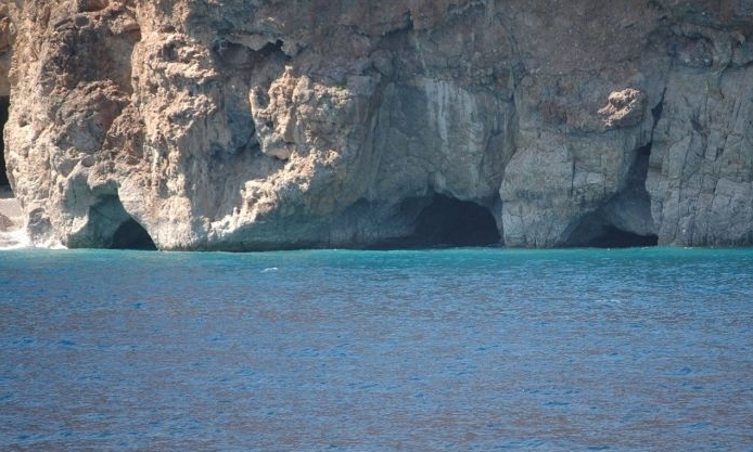 kreta_chora_sfakion_07_ilingas_beach_02_hoehlen.jpg, 226kB