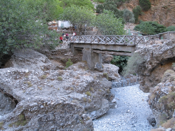 kreta_samaria_schlucht_08_bruecke_zum_ort_samaria.jpg, 371kB