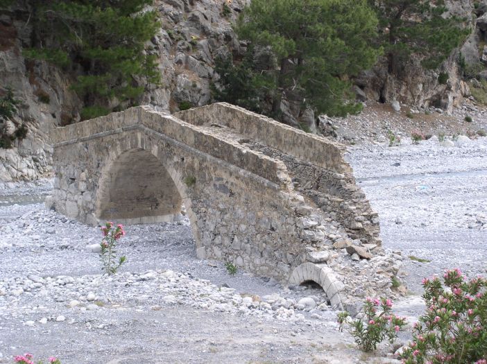 kreta_samaria_schlucht_14_bruecke_am_ende.jpg, 120kB