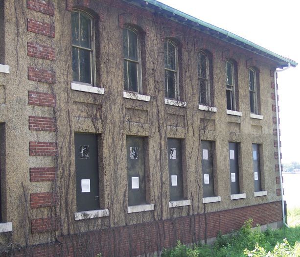 ellis_island_20_alte_gebaeude.jpg, 76kB
