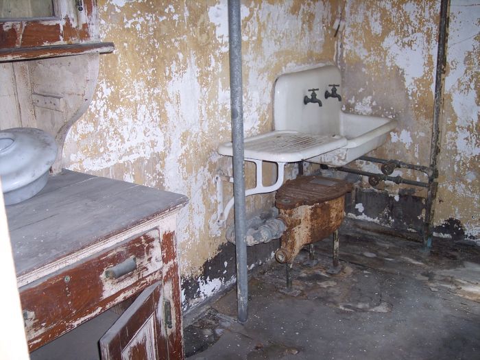 ellis_island_23_alte_waschraeume.jpg, 92kB