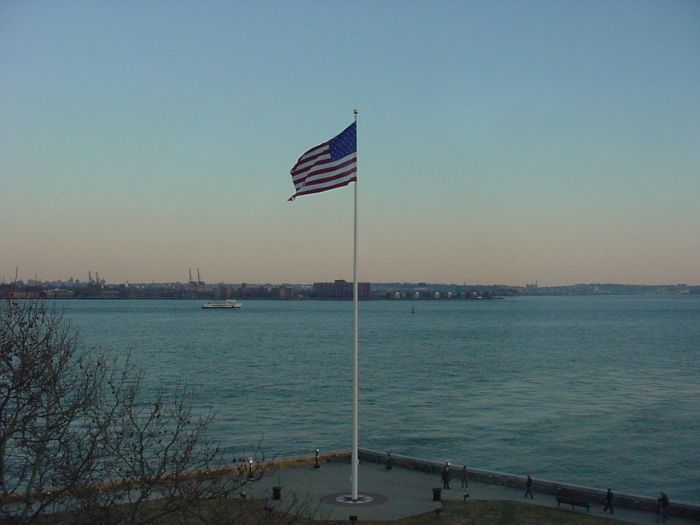 ellis_island_30_aussen_flag.jpg, 38kB
