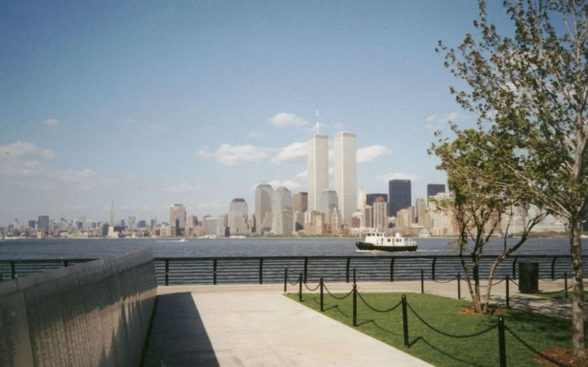 ellis_island_32_aussen_skyline.jpg, 61kB