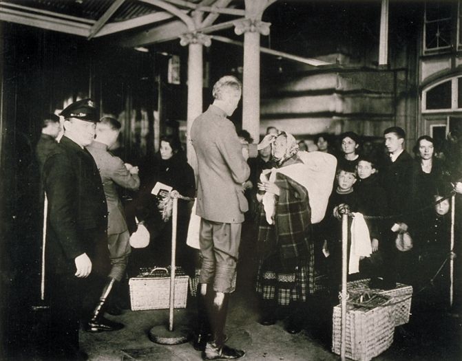 ellis_island_bilder_06_imigranten.jpg, 62kB