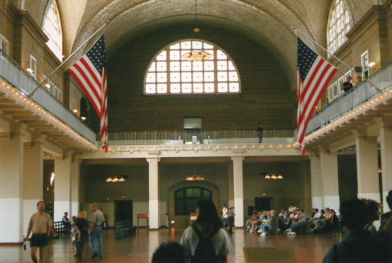 ellis_island_museum_06_great_hall.jpg, 343kB