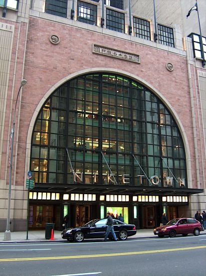 new-york_einkaufen_05_niketown_02.jpg, 137kB
