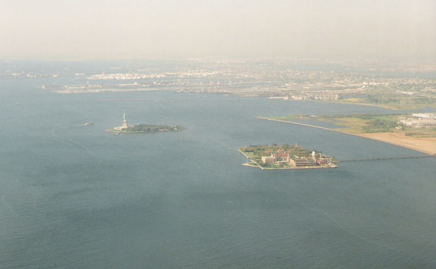 new-york_blick_vom_wtc_03_ellis-island_02.jpg, 250kB